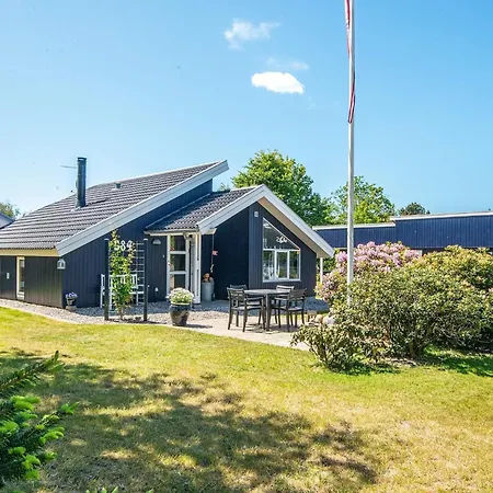 4 Star In Ulfborg 度假居 *